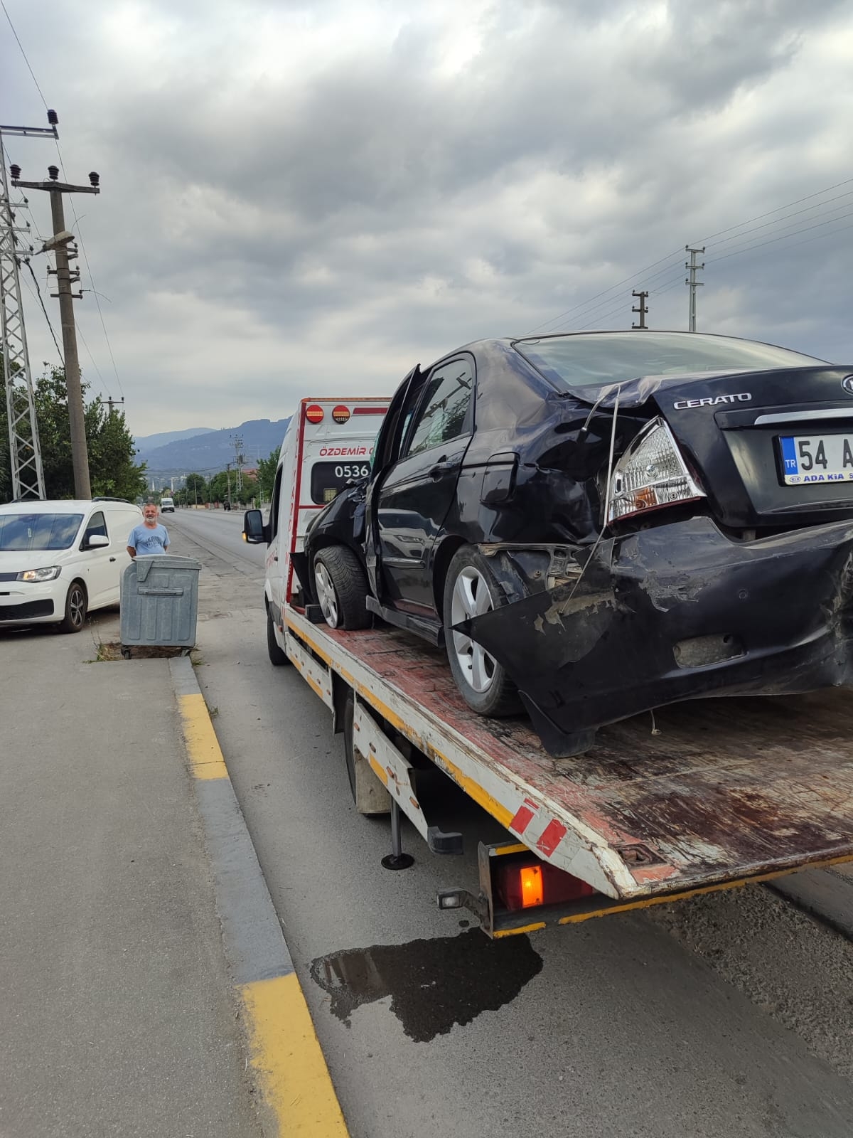 Otomobil direğe saplandı; Sürücü yaralı