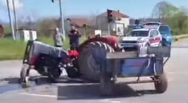 Otomobil ile çarpışan traktör ikiye bölündü