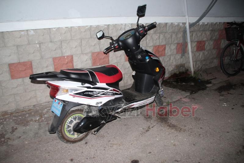 Otomobil ile Elektirkli Bisiklet Çarpıştı 2 Yaralı