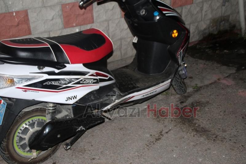 Otomobil ile Elektirkli Bisiklet Çarpıştı 2 Yaralı