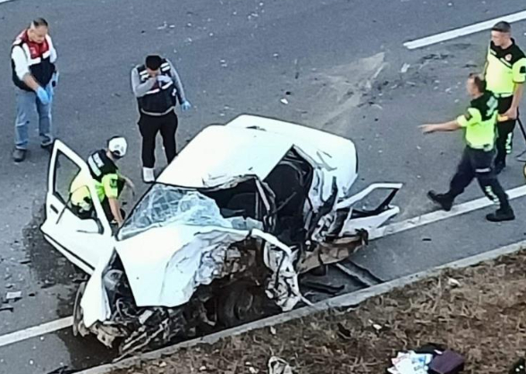 Otomobil ile hafif ticari araç çarpıştı: 1 ölü, 3 yaralı