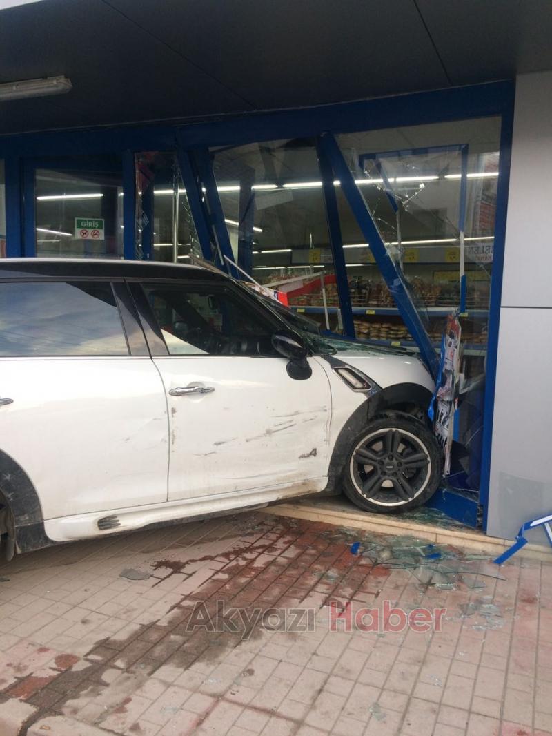 Otomobil İle Markete Girdi