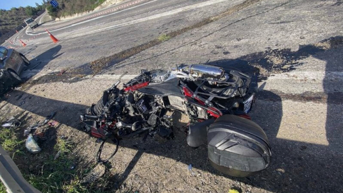 Otomobil ile motosiklet kafa kafaya çarpıştı: 1 ölü, 1 yaralı