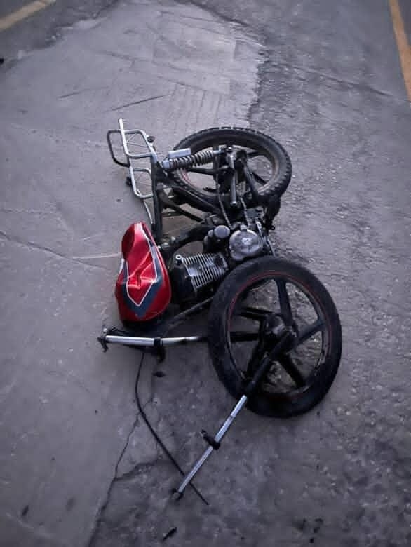 Otomobil ile motosiklet kafa kafaya çarpıştı