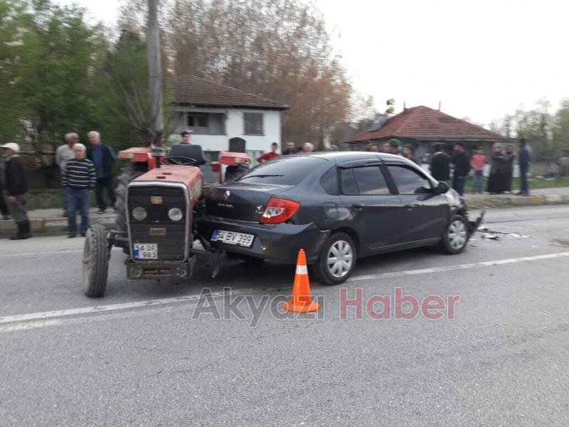 Otomobil İle Traktör Çarpıştı