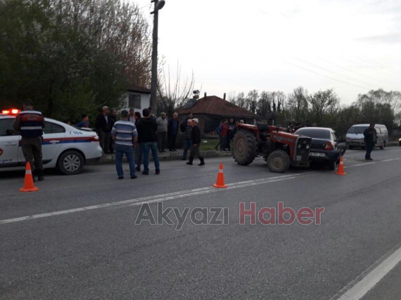 Otomobil İle Traktör Çarpıştı