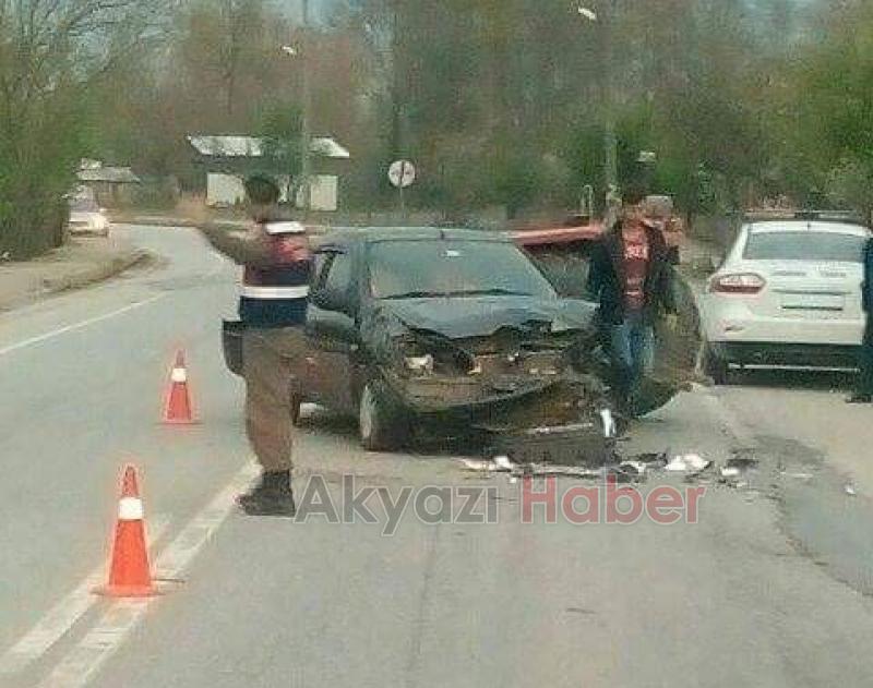 Otomobil İle Traktör Çarpıştı