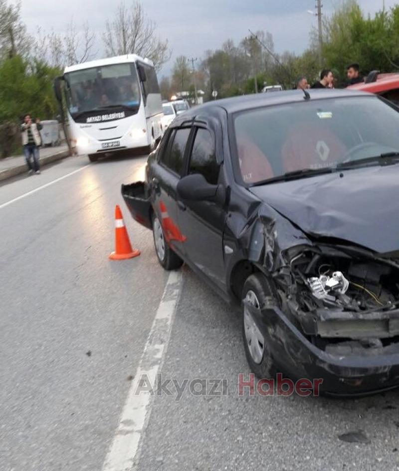 Otomobil İle Traktör Çarpıştı