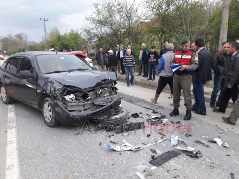 Otomobil İle Traktör Çarpıştı