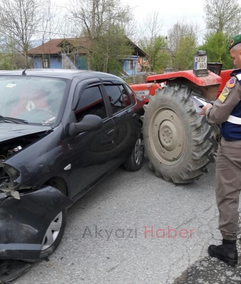 Otomobil İle Traktör Çarpıştı