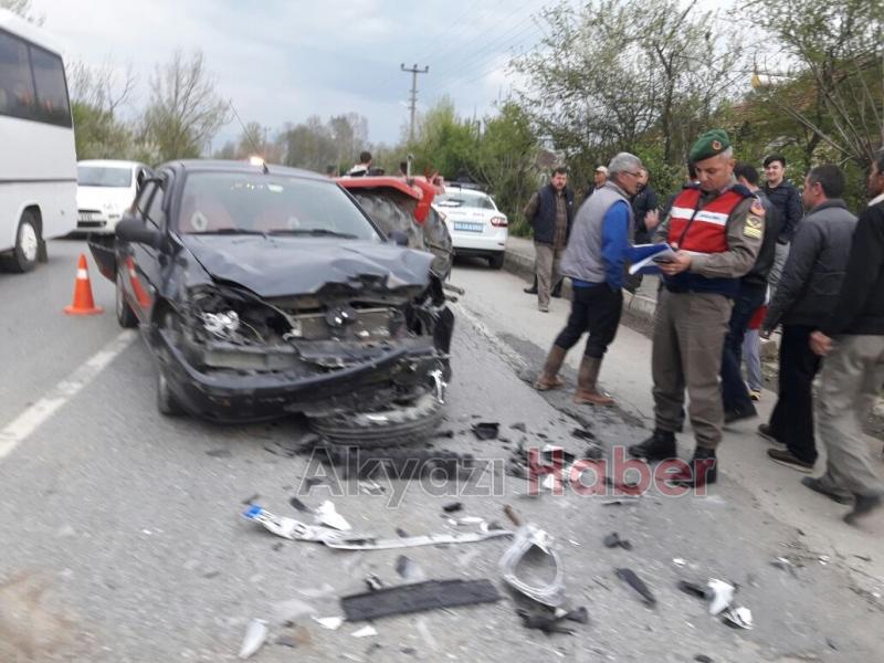 Otomobil İle Traktör Çarpıştı