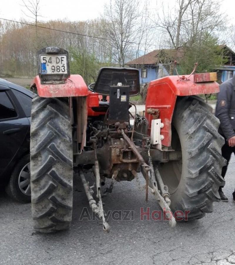 Otomobil İle Traktör Çarpıştı