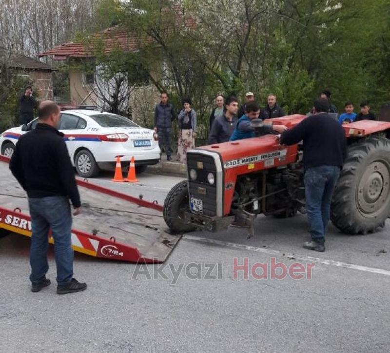 Otomobil İle Traktör Çarpıştı