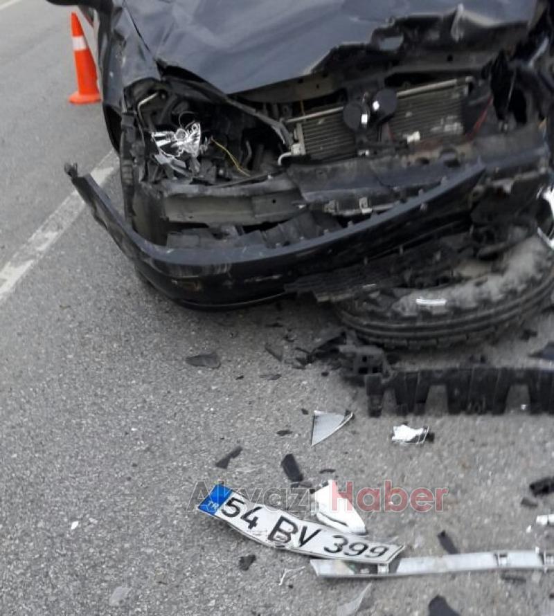 Otomobil İle Traktör Çarpıştı