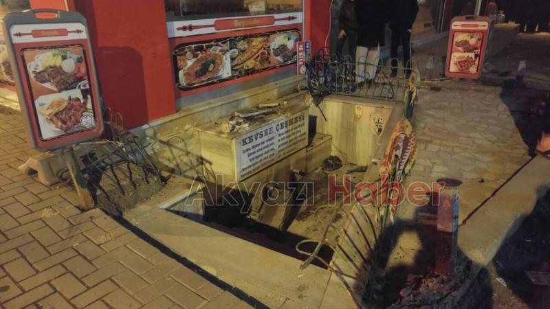 Otomobil Kayınca Tarihi Çeşmeye Girdi