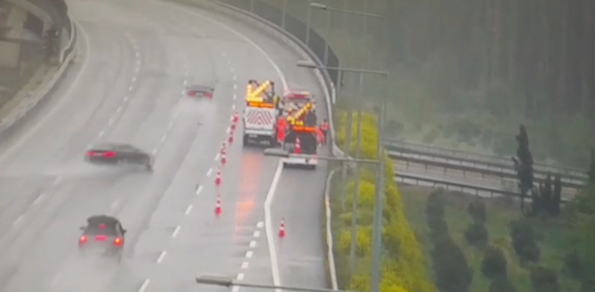 Otomobil KMO çalışanlarına böyle çarptı: 1'i ağır 3 yaralı