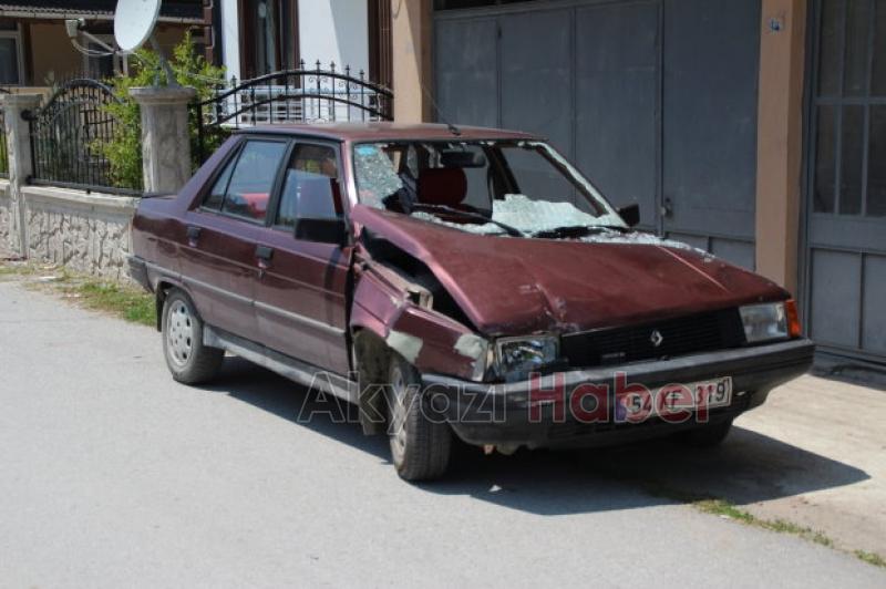 Otomobil Park Halindeki Minibüse Çarptı