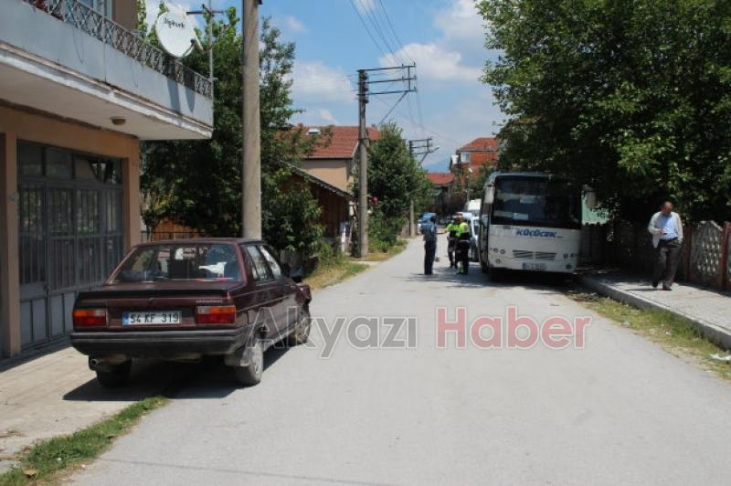 Otomobil Park Halindeki Minibüse Çarptı