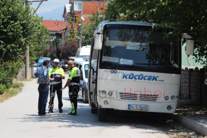 Otomobil Park Halindeki Minibüse Çarptı