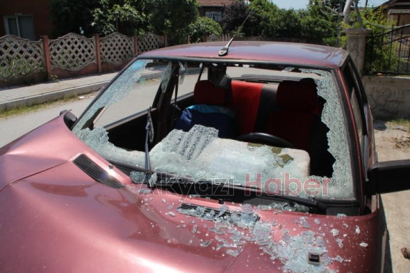 Otomobil Park Halindeki Minibüse Çarptı