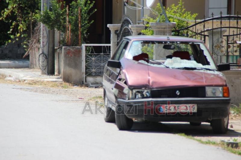 Otomobil Park Halindeki Minibüse Çarptı