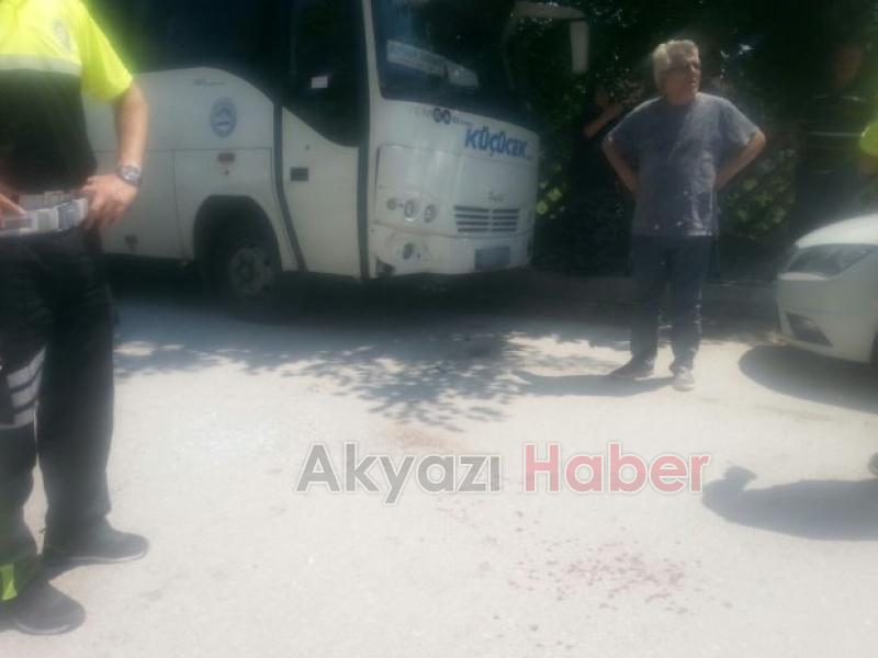 Otomobil Park Halindeki Minibüse Çarptı