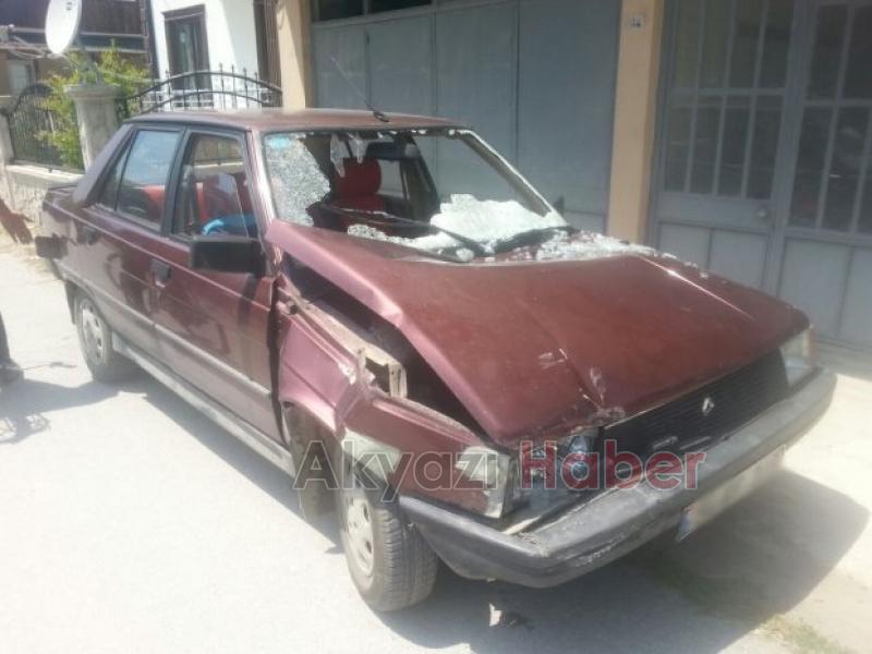 Otomobil Park Halindeki Minibüse Çarptı