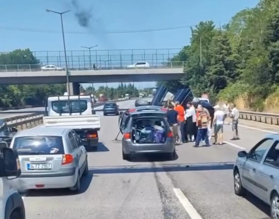 Otomobil takla attı