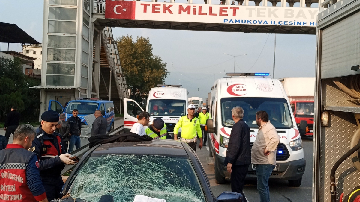 Otomobil tıra çarptı; yaralılar var