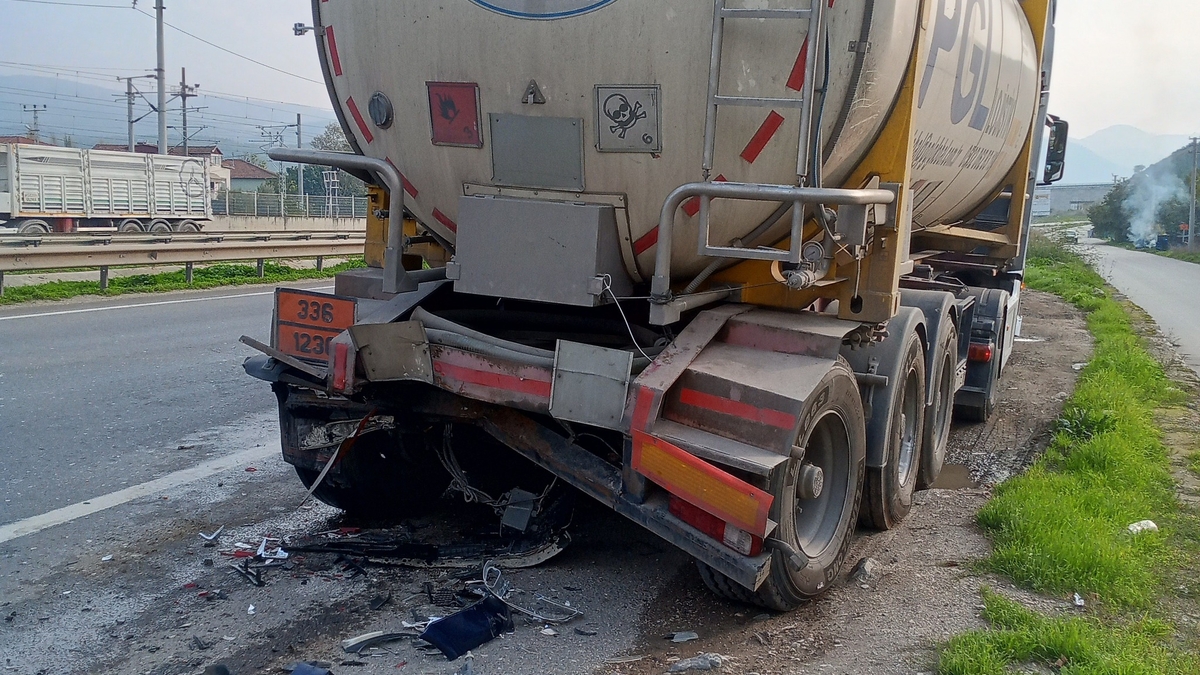 Otomobil tıra çarptı; yaralılar var