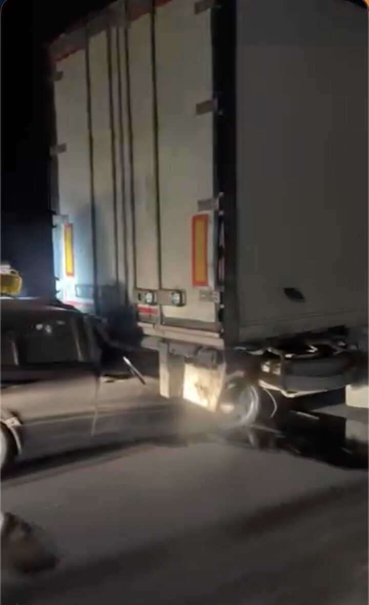 Otomobil tıra ok gibi saplandı