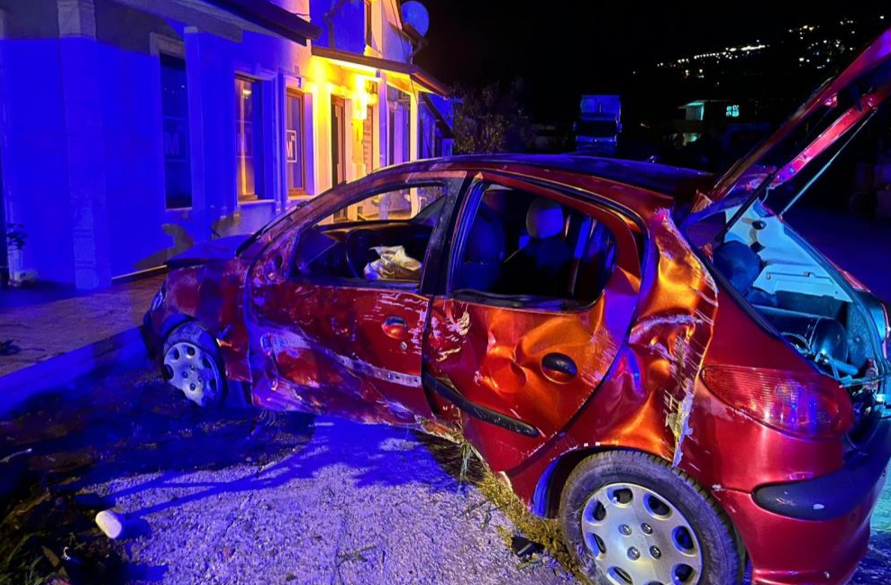 Otomobil villanın duvarına çarptı: 9 yaralı