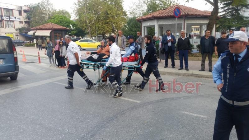 OTOMOBİLİN ÇARPTIĞI KADININ YARDIMINA ÇEVREDEKİLER KOŞTU