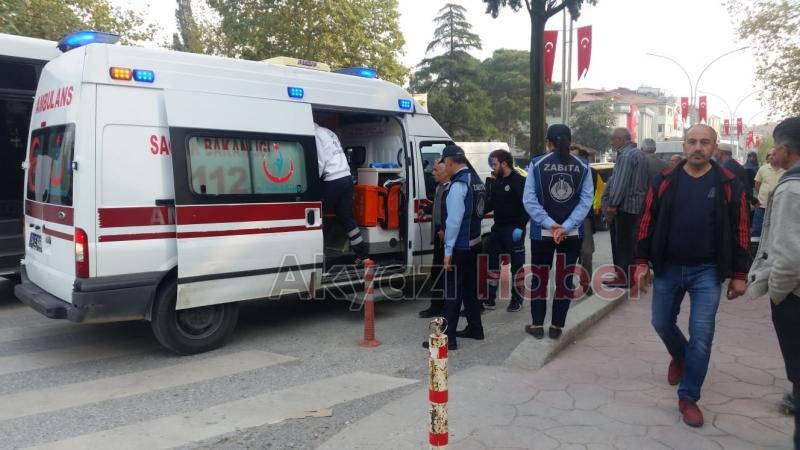 OTOMOBİLİN ÇARPTIĞI KADININ YARDIMINA ÇEVREDEKİLER KOŞTU