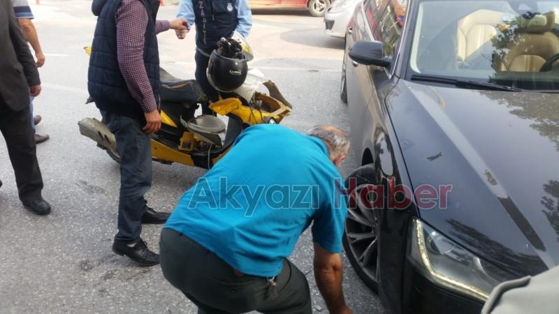 OTOMOBİLİN ÇARPTIĞI KADININ YARDIMINA ÇEVREDEKİLER KOŞTU