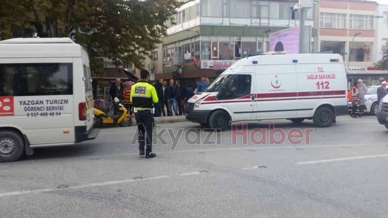 OTOMOBİLİN ÇARPTIĞI KADININ YARDIMINA ÇEVREDEKİLER KOŞTU