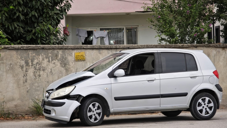 Otomobiller çarpıştı 