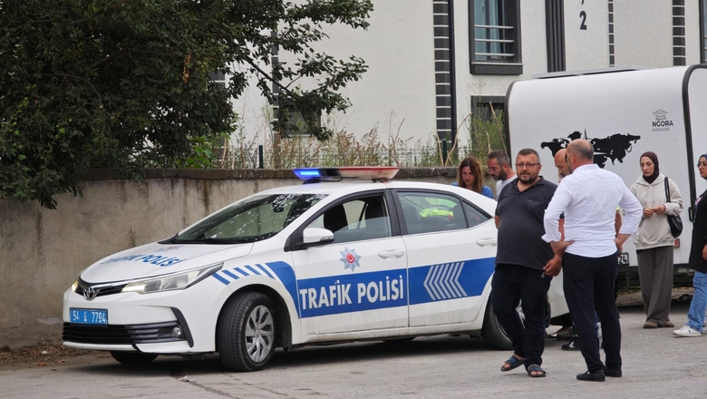 Otomobiller çarpıştı 