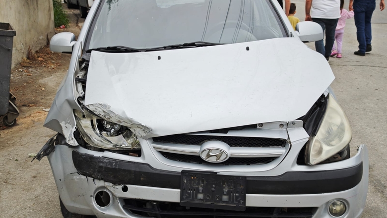 Otomobiller çarpıştı 