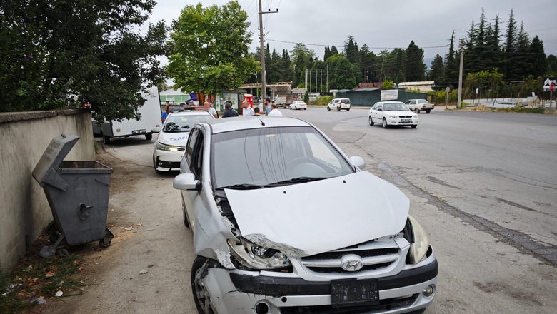 Otomobiller çarpıştı 
