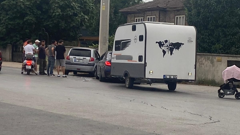 Otomobiller çarpıştı 