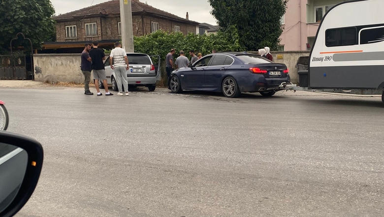 Otomobiller çarpıştı 