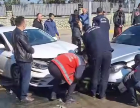 Otomobiller kafa kafaya çarpıştı