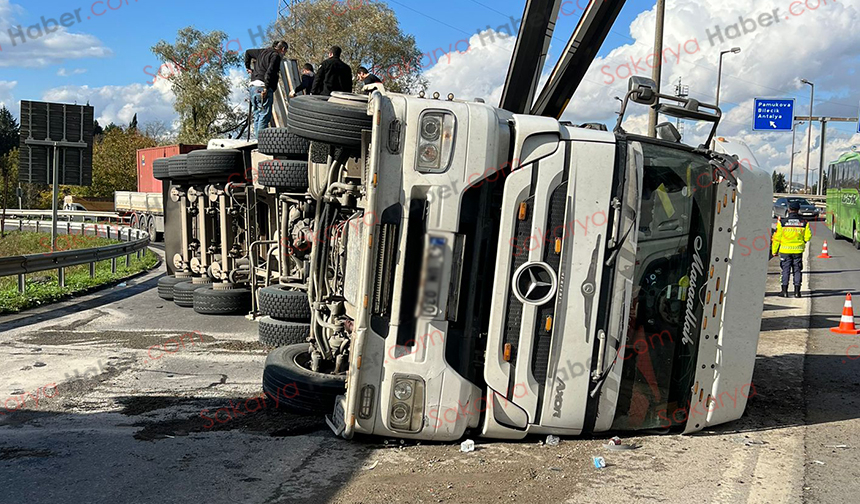 Otoyol bağlantısında maden yüklü tır devrildi