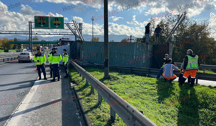 Otoyol bağlantısında maden yüklü tır devrildi