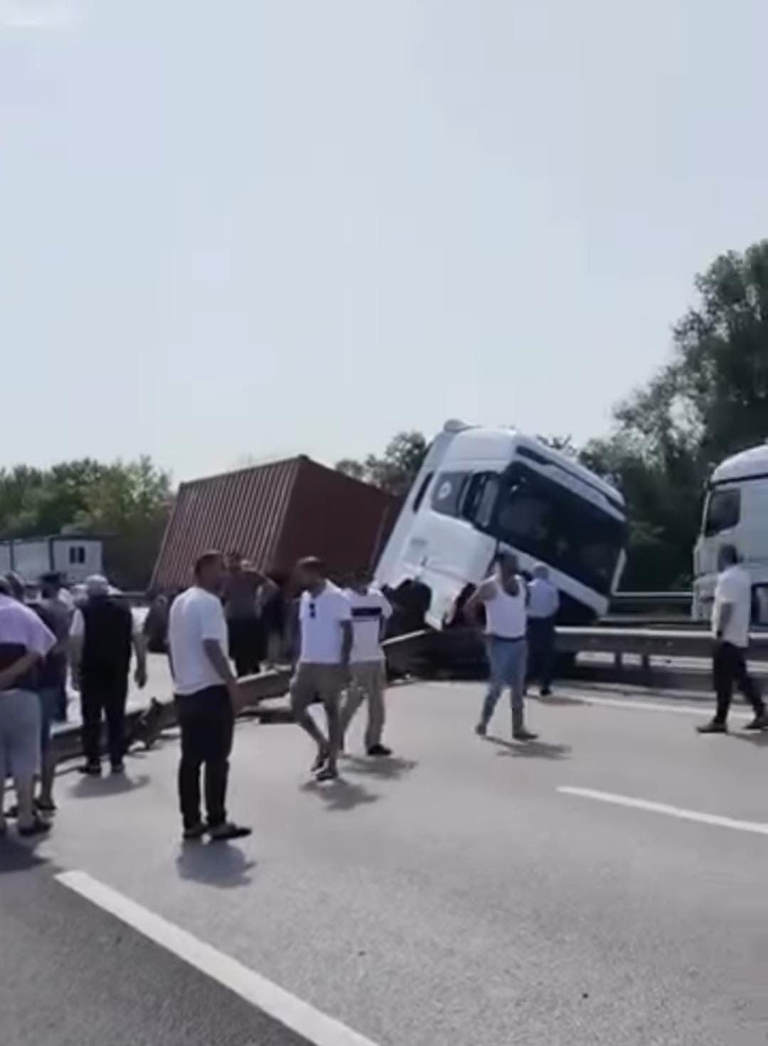 Otoyolda faciayı bariyerler önledi