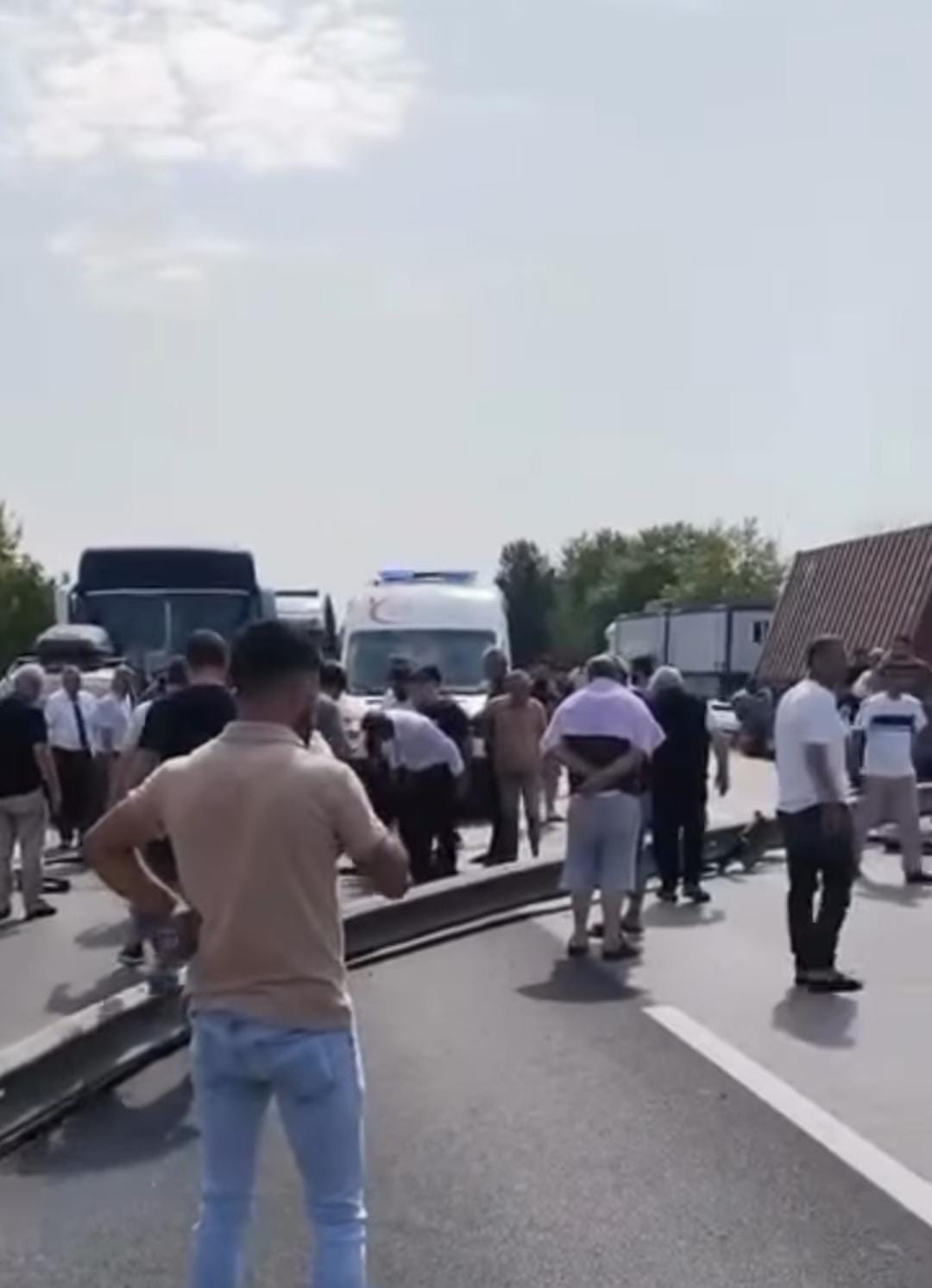 Otoyolda faciayı bariyerler önledi