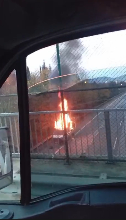 Otoyolda kamyonet alev alev yandı