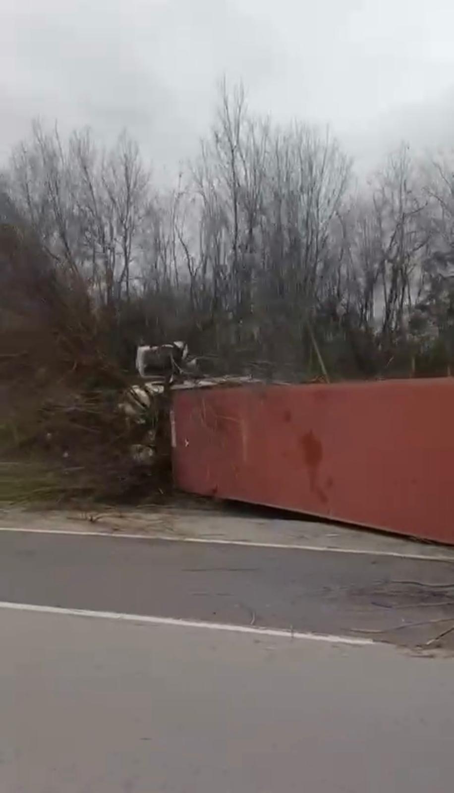 Otoyolda konteyner yüklü bir tır devrildi