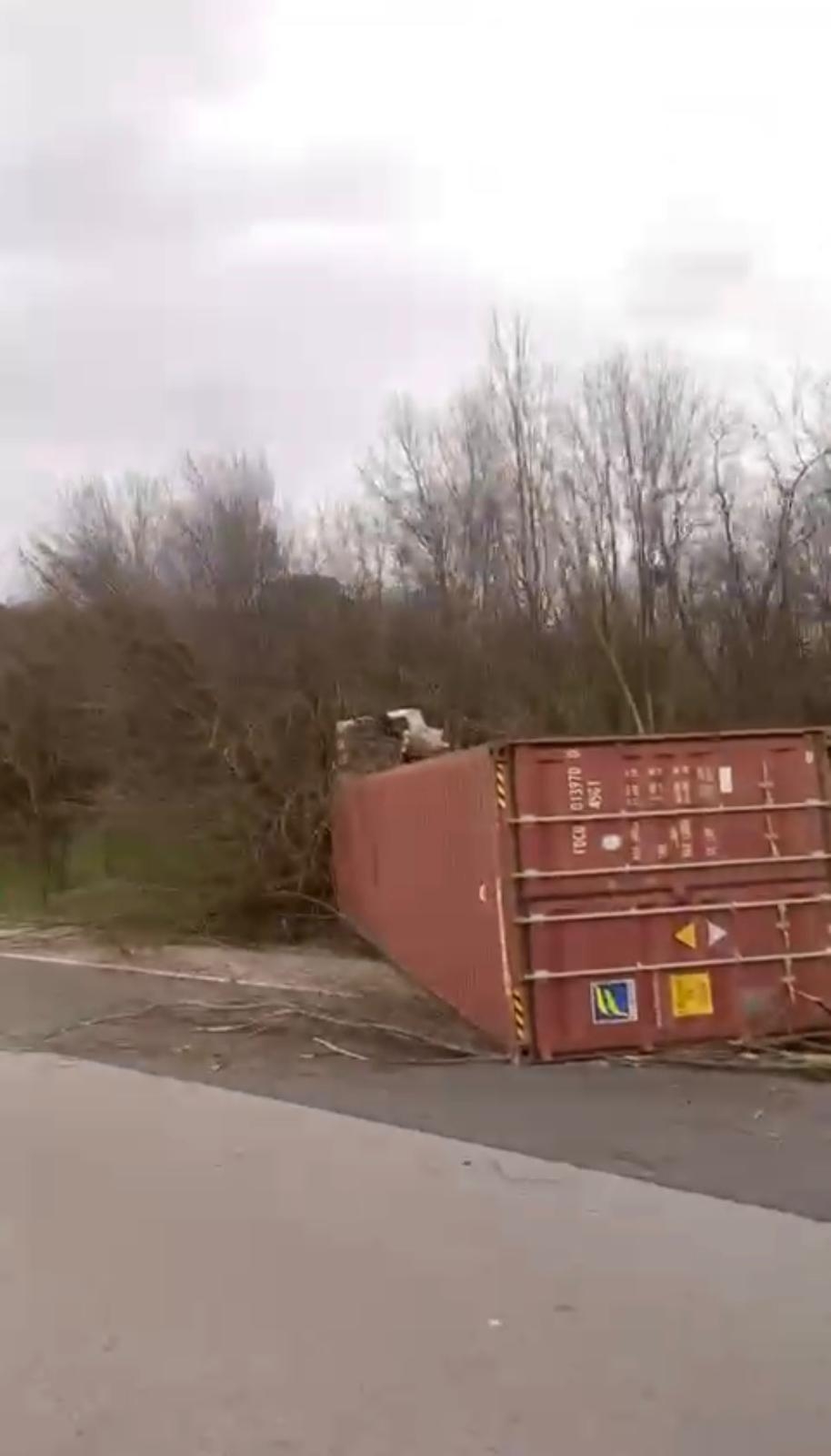 Otoyolda konteyner yüklü bir tır devrildi